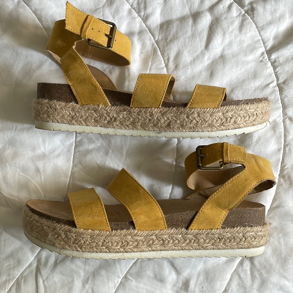 Universal Thread Platform Sandals